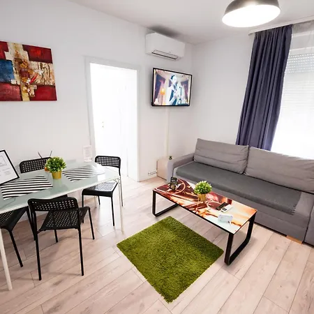 Nightlife Apartment *